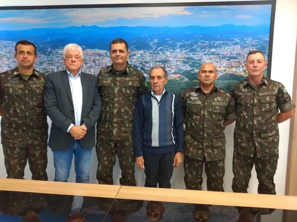 Autoridade m&aacute;xima do Ex&eacute;rcito catarinense visita Brusque 