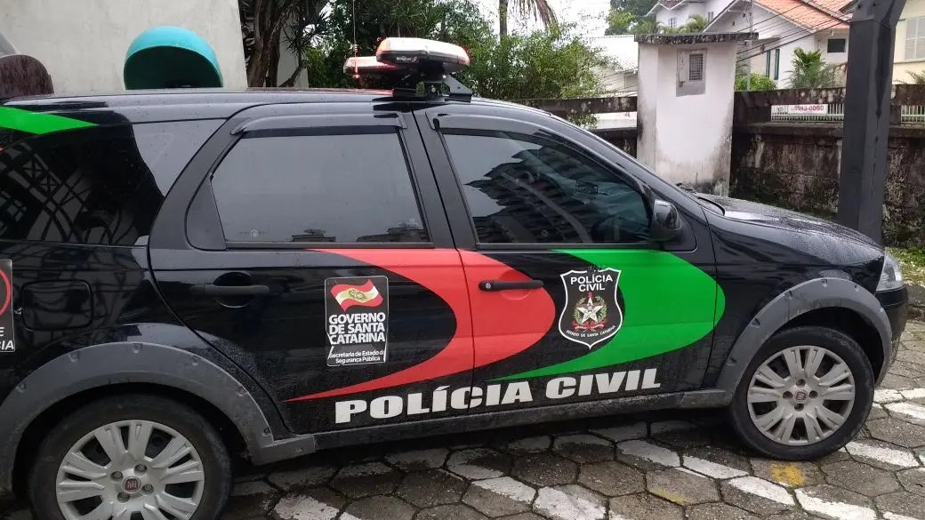 Mulher é flagrada preparando furto em residência