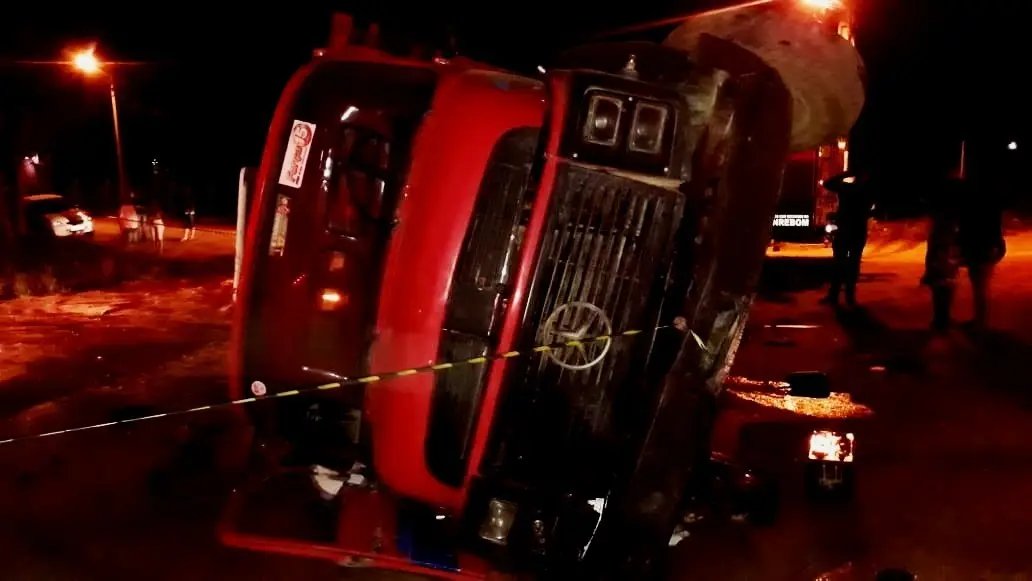 Acidente entre carro e caminh&atilde;o deixa quatro pessoas feridas