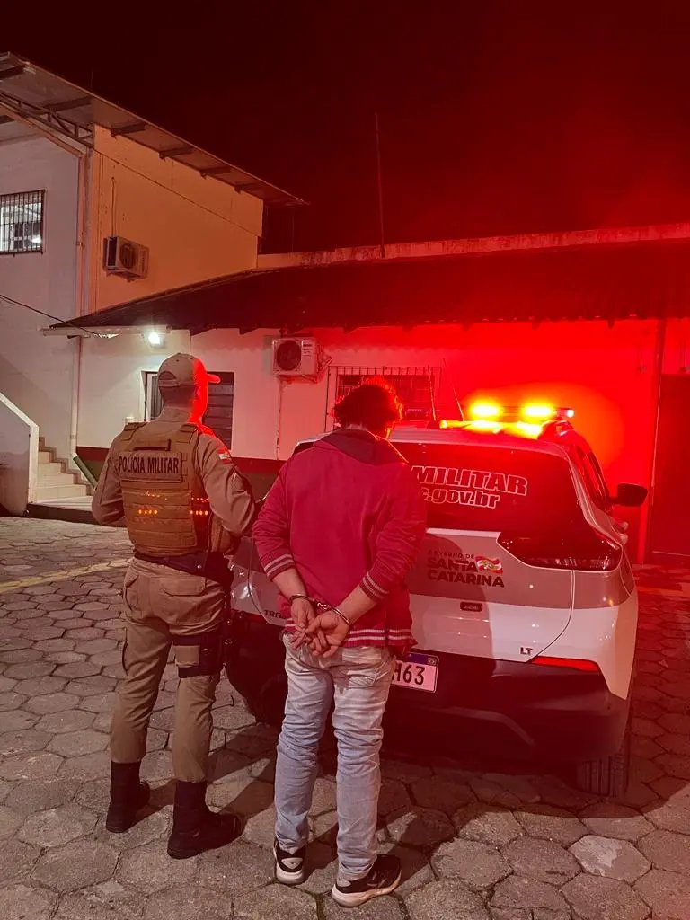 Homem com mandado de pris&atilde;o ativo &eacute; detido pela PM 