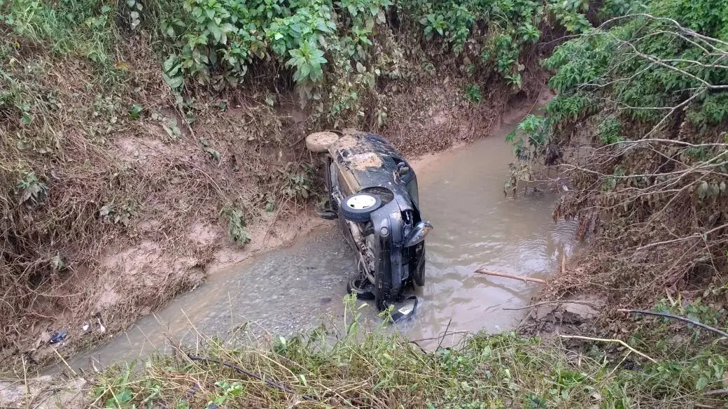Carro escorrega na lama e cai em ribeirão no Centro