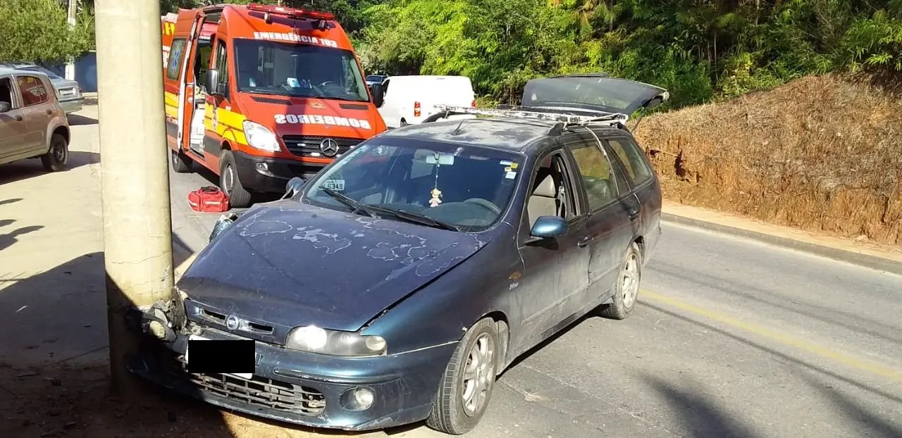 Motorista &eacute; conduzido para o hospital depois de colidir em poste