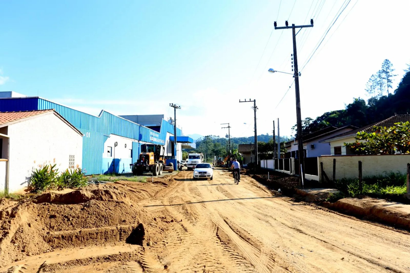 Rua Guabirup&eacute; recebe terceira etapa de pavimenta&ccedil;&atilde;o