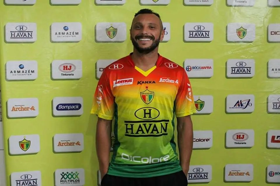 Atacante Matheus Paraná é liberado do Brusque FC