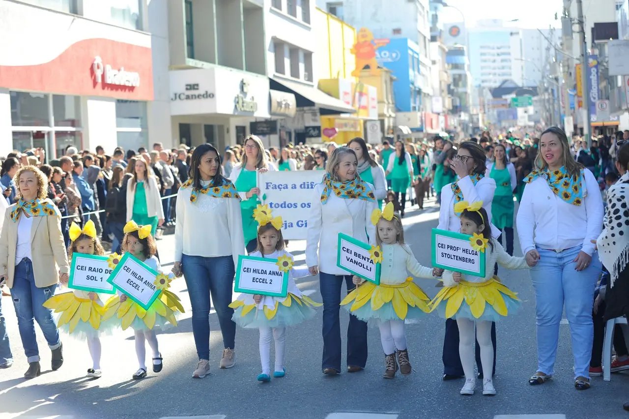 Desfile C&iacute;vico e corte de cuca gigante celebram 162 anos de Brusque