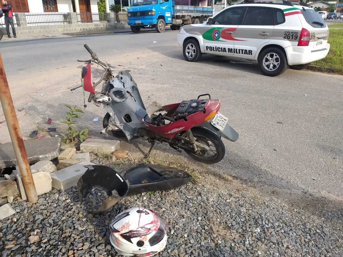 Colis&atilde;o deixa motociclista em estado grave