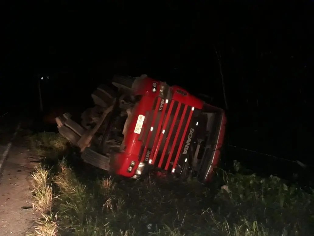  Sa&iacute;da de pista com choque em poste deixa um ferido grave