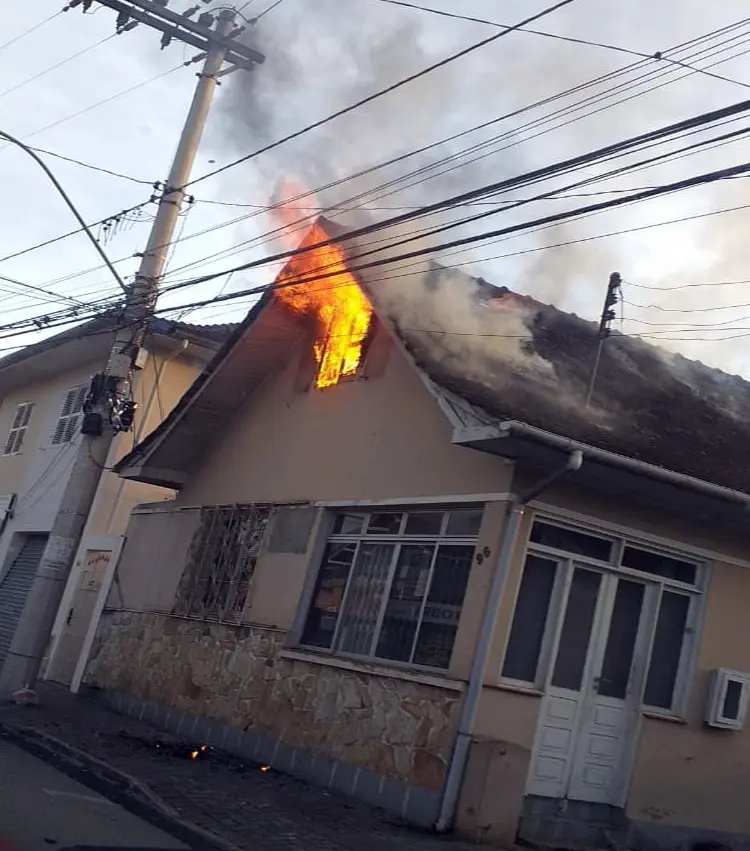 Inc&ecirc;ndio na rua Azambuja mobiliza os Bombeiros nesta tarde