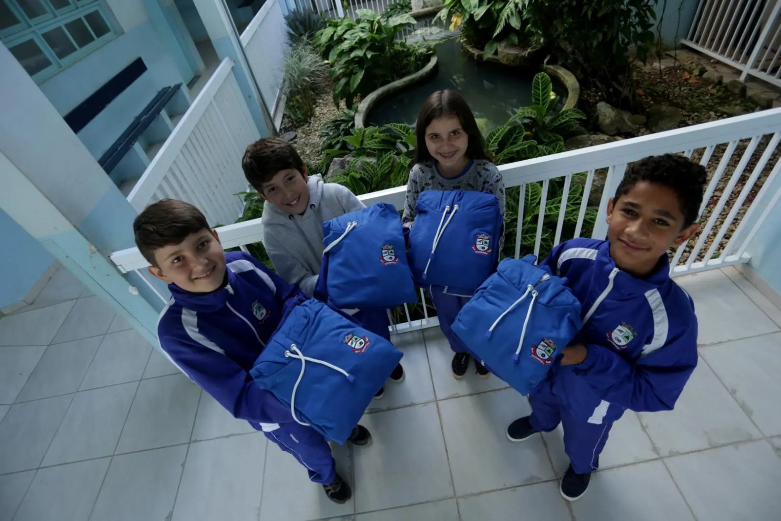 Prefeitura de Guabiruba distribui uniformes de inverno para rede de ensino