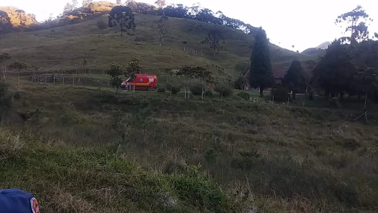 Jeep cai em ribanceira e fere uma pessoa 