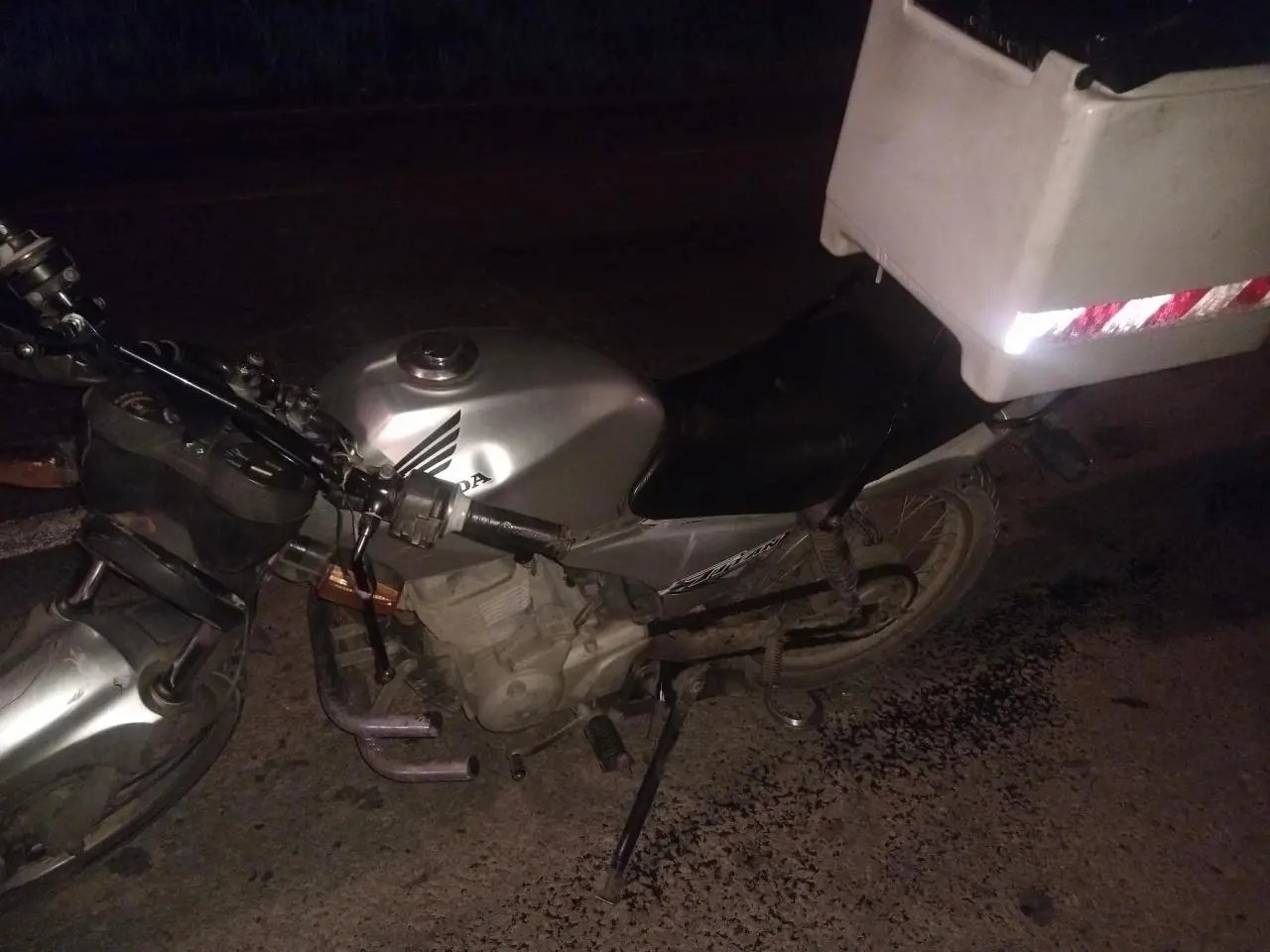 Motociclista bate de frente contra carro na rodovia