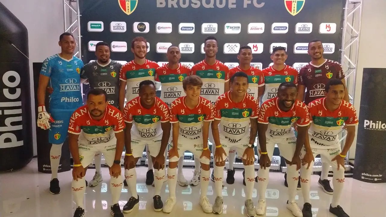 Brusque apresenta uniformes para a temporada e anuncia patroc&iacute;nio de multinacional