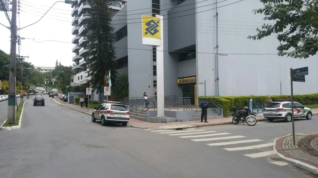 Agência do Banco do Brasil é arrombada no centro, em Brusque