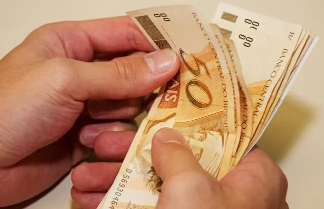Governo propõe salário mínimo de R$ 854