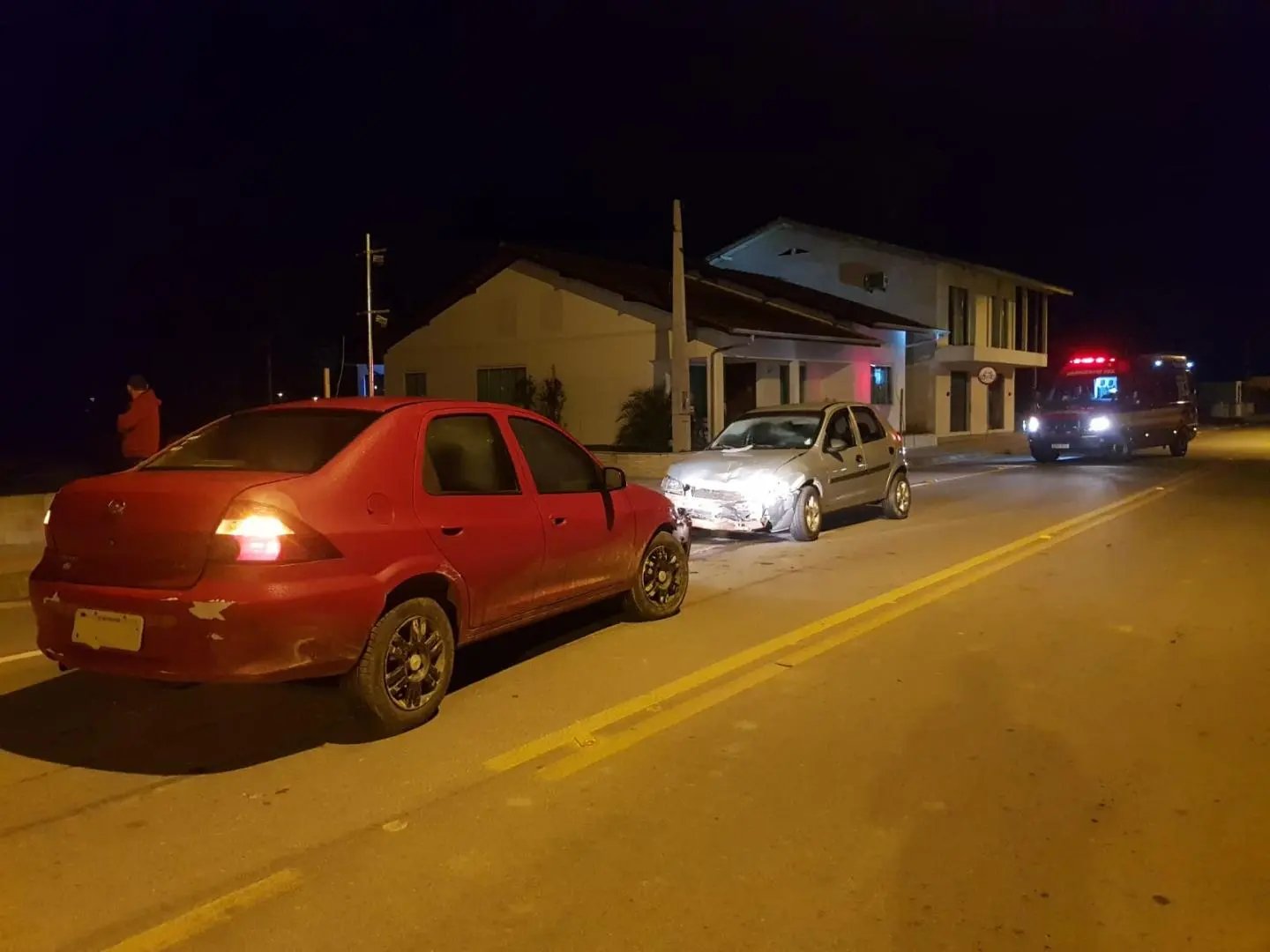 Colis&atilde;o frontal entre carros &eacute; registrada no bairro Aimor&eacute;