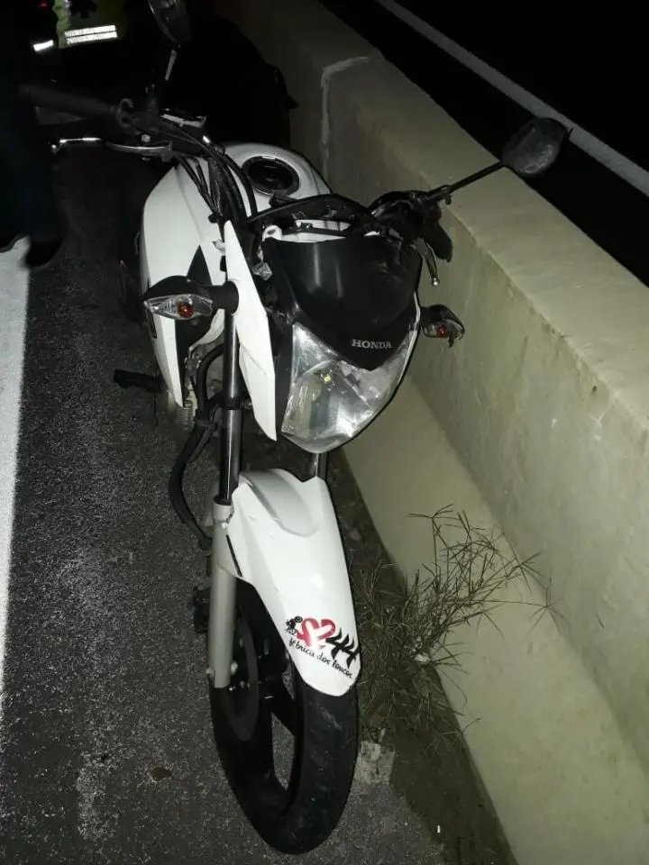 Motociclista &eacute; conduzido ao hospital depois de colidir em cones