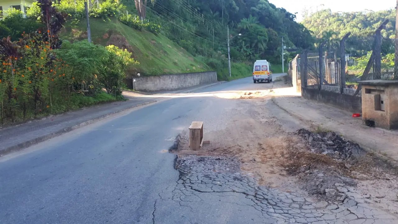 Buraco na rua causa perigo na Rua Alberto Knop, em Brusque