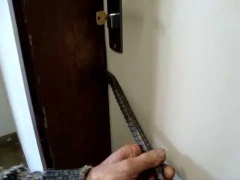 Celular e dinheiro são levados de estabelecimento comercial