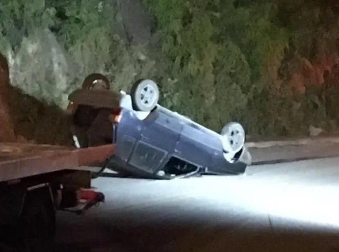 Homem capota carro e fica ferido ao tentar fugir da Pol&iacute;cia, em Blumenau