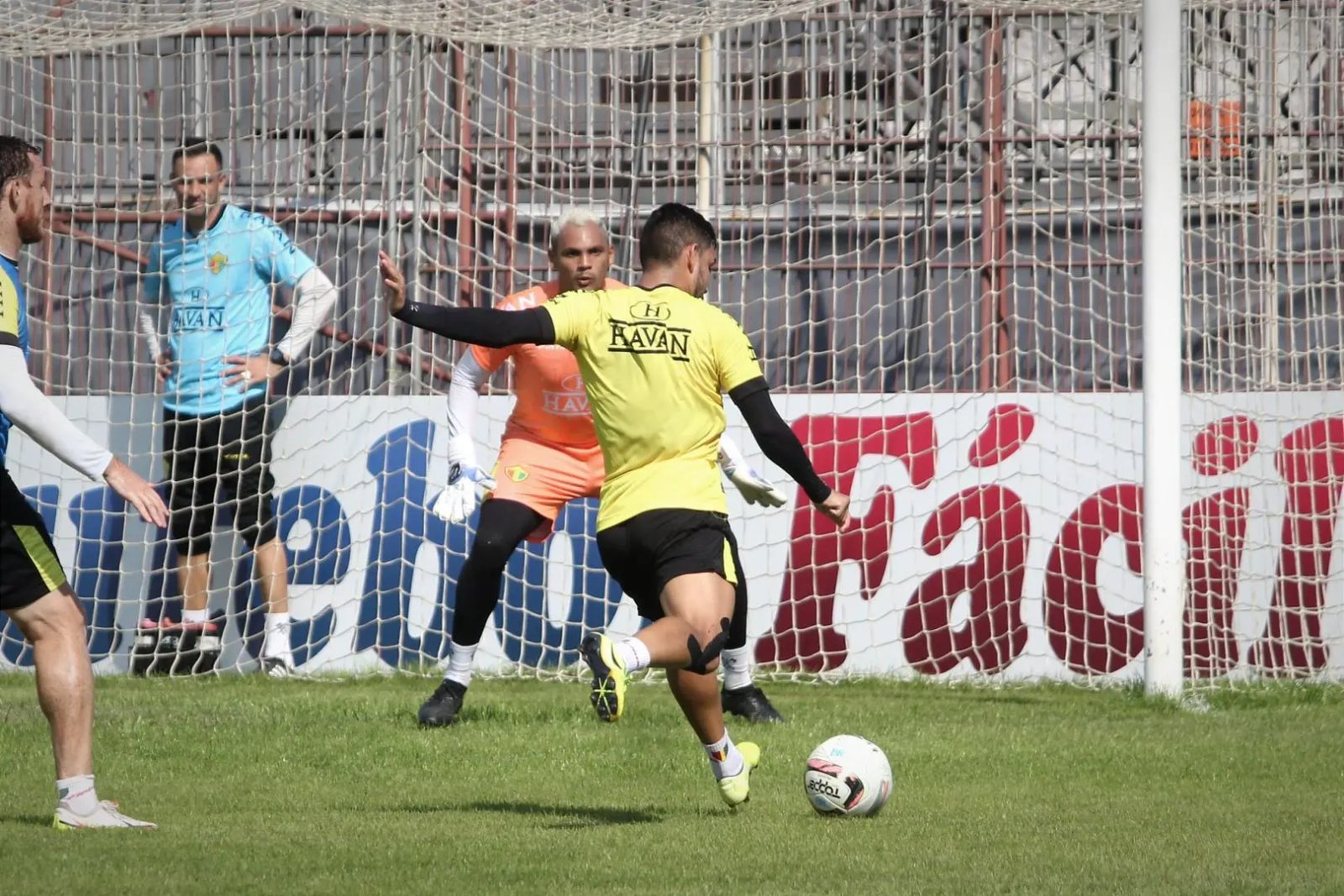 Quadricolor realiza treino no est&aacute;dio Augusto Bauer