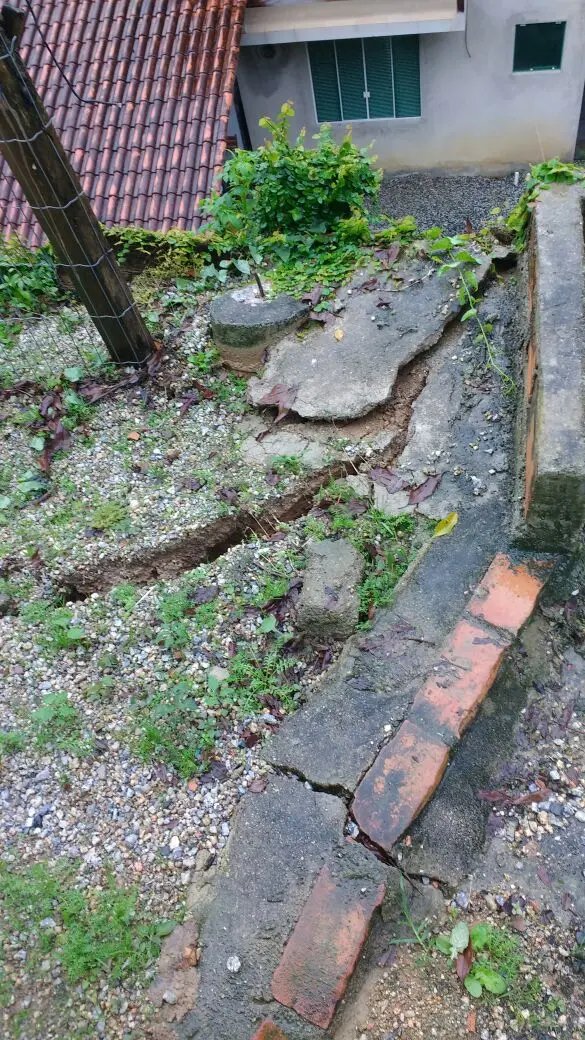Deslizamento põe residência em risco no Poço Fundo