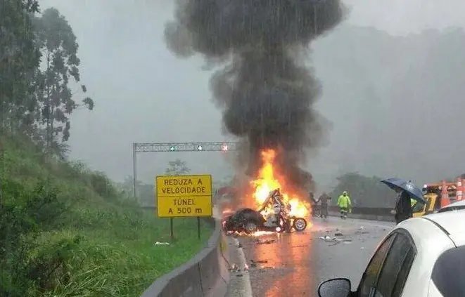 Acidente causa incêndio em veículo e duas pessoas morrem