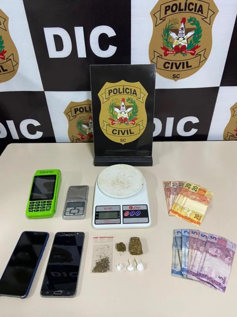 Homem &eacute; preso em Brusque por tr&aacute;fico de drogas e recepta&ccedil;&atilde;o