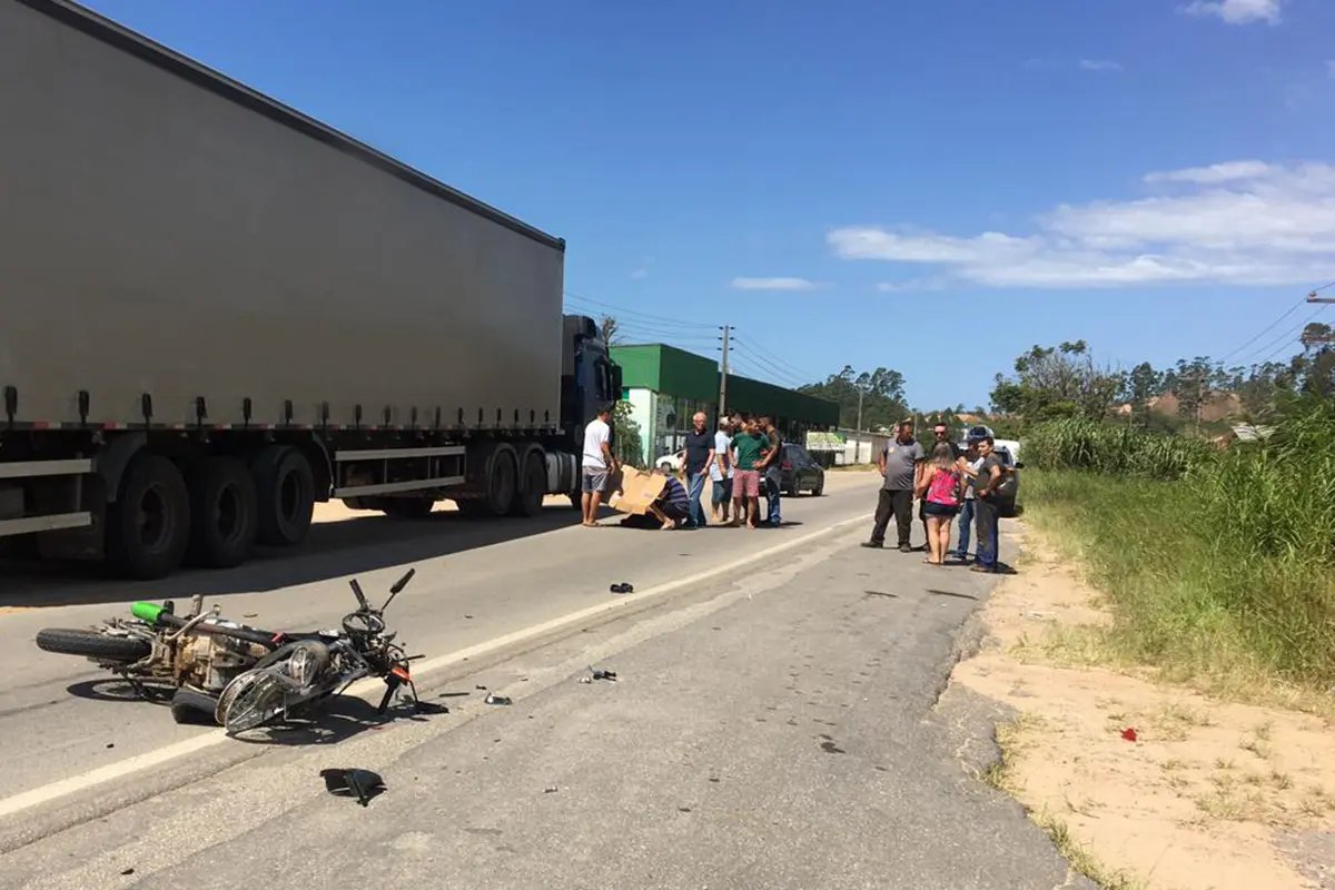 Colis&atilde;o deixa motociclista gravemente ferido