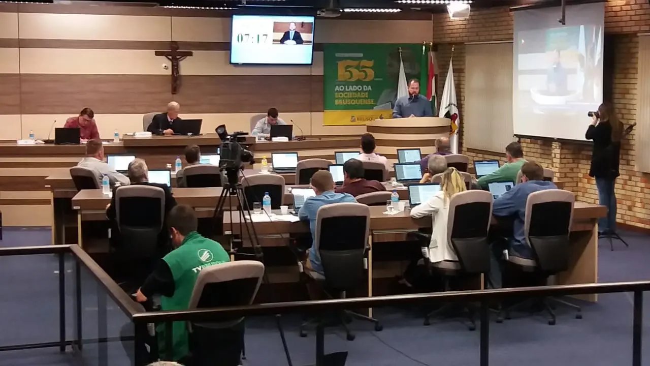 Quadra com problemas vira alvo de rixa entre vereadores