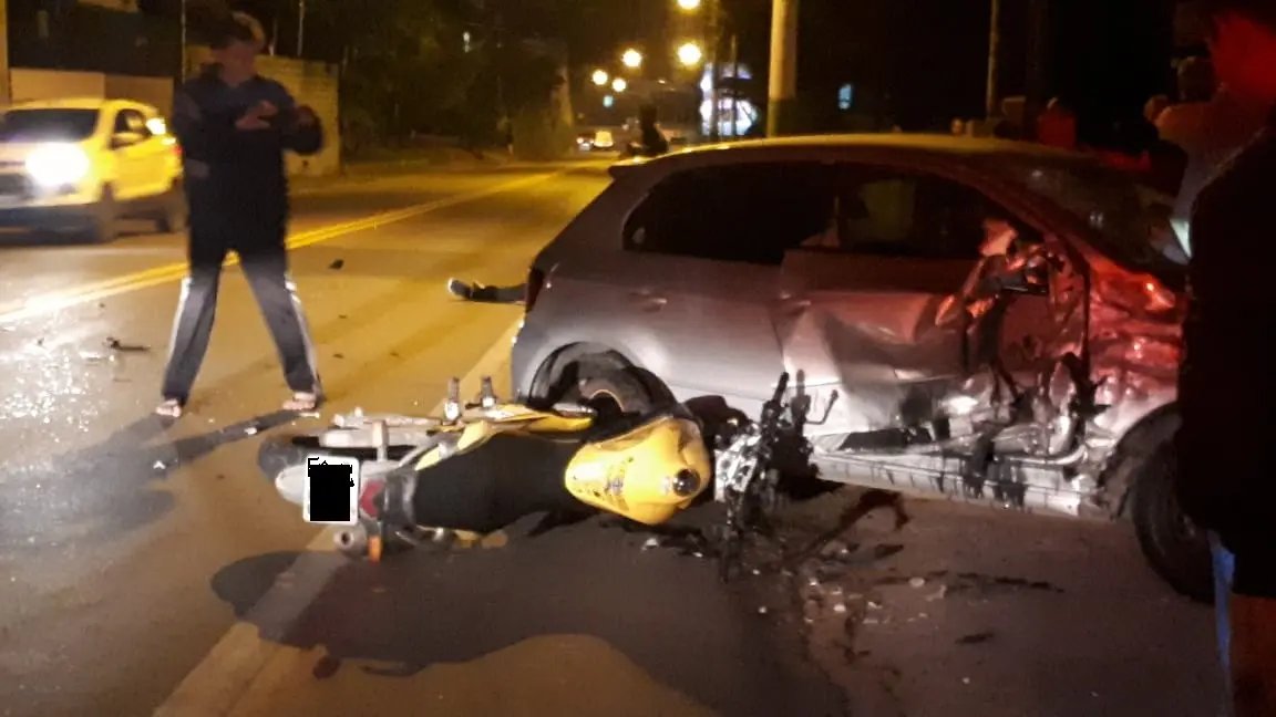 Motociclista &eacute; conduzido ao hospital ap&oacute;s se envolver em acidente
