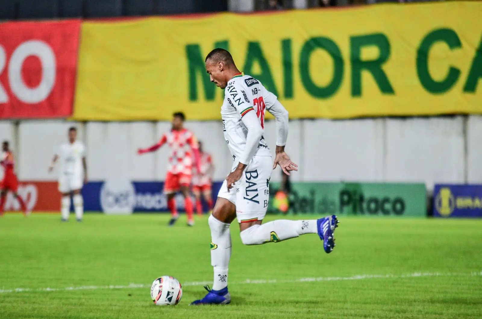 Brusque anuncia sa&iacute;da de dois jogadores 