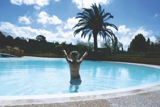 Morador que atrasa condom&iacute;nio n&atilde;o pode ser proibido de usufruir da piscina