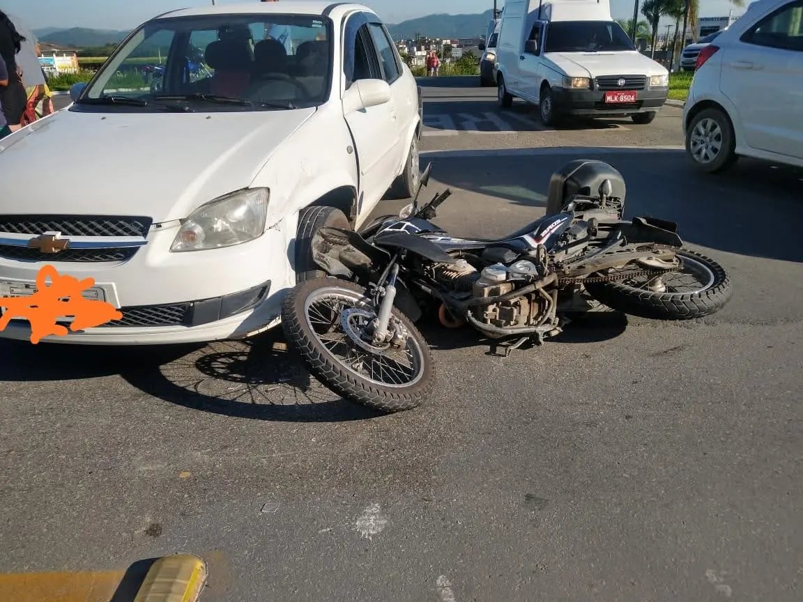 Carro de Brusque se envolve em acidente com moto em Itaja&iacute;