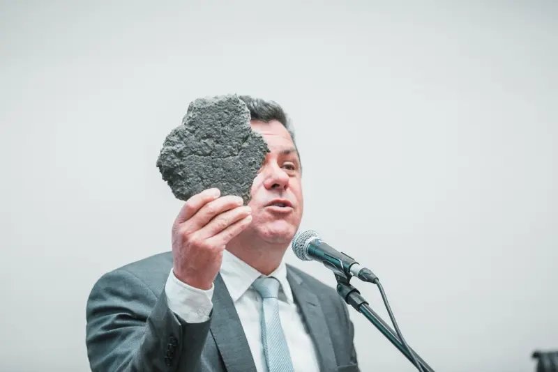 Deputado leva peda&ccedil;o de asfalto para a Alesc e aponta abandono das rodovias de SC