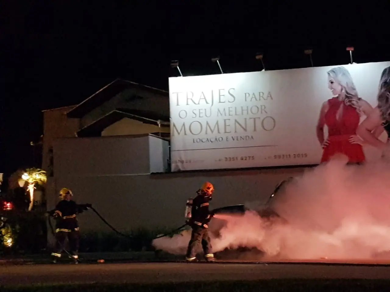 Ve&iacute;culo &eacute; tomado pelas chamas no bairro Jardim Maluche