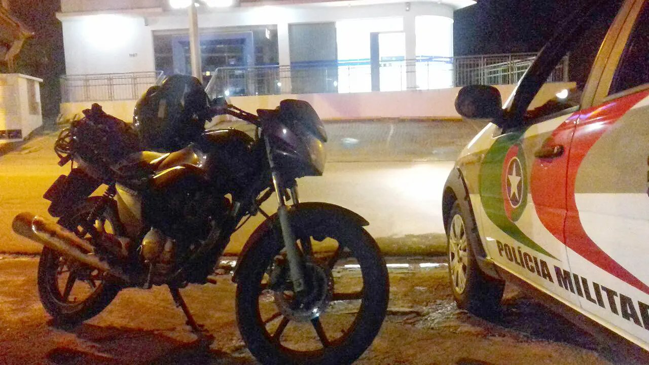 Carro bate, fere gravemente motociclista e foge do local