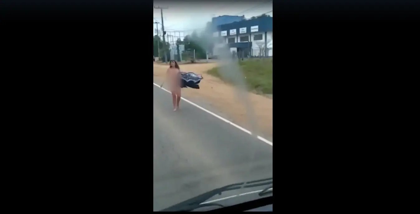 V&Iacute;DEO: Mulher faz "desfile" pelada nas ruas de Timb&oacute;