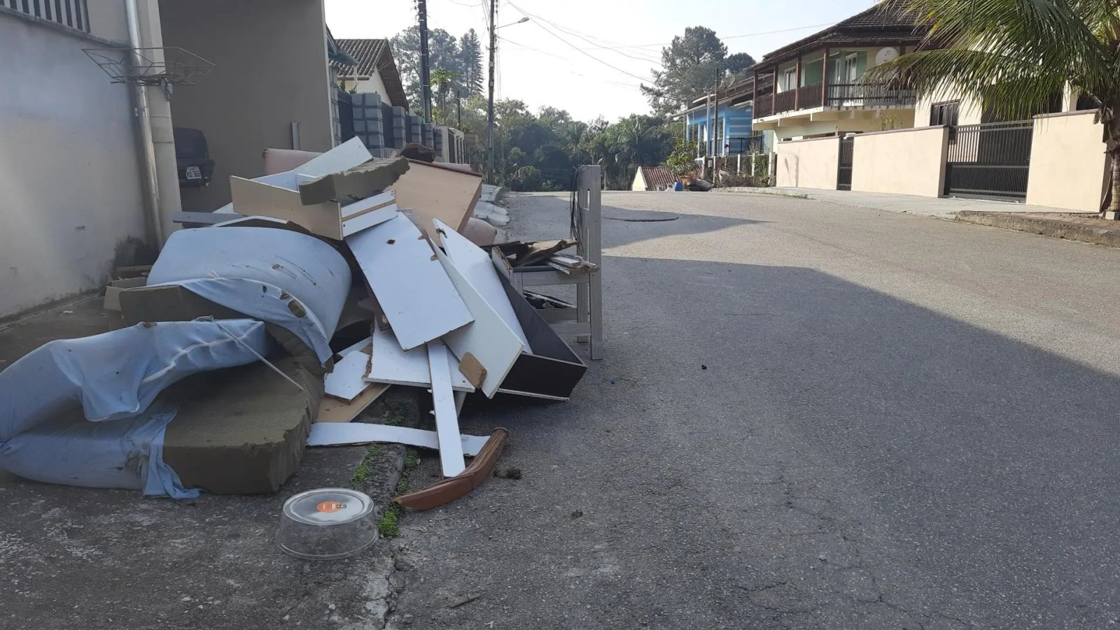 (V&Iacute;DEO) Moradores relatam ac&uacute;mulo de entulho ap&oacute;s a&ccedil;&atilde;o contra dengue
