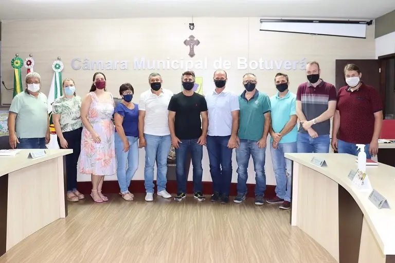 Vereadores de Guabiruba acompanham sess&atilde;o da C&acirc;mara de Botuver&aacute;