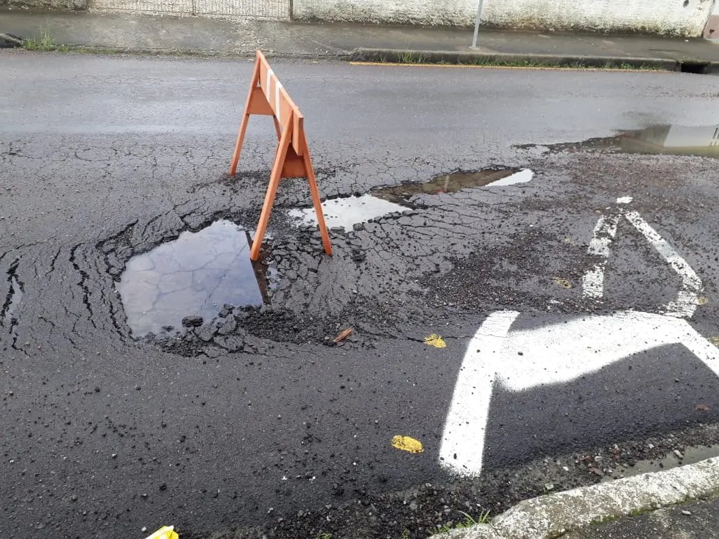 Moradora registra buracos na rua J&uacute;lio Orthmann