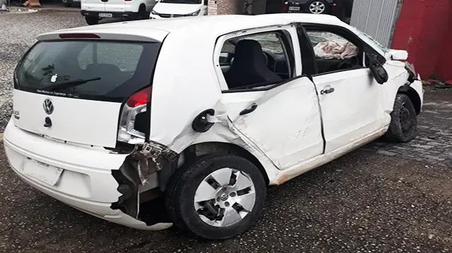 Carro colide contra muro no Cedro Alto