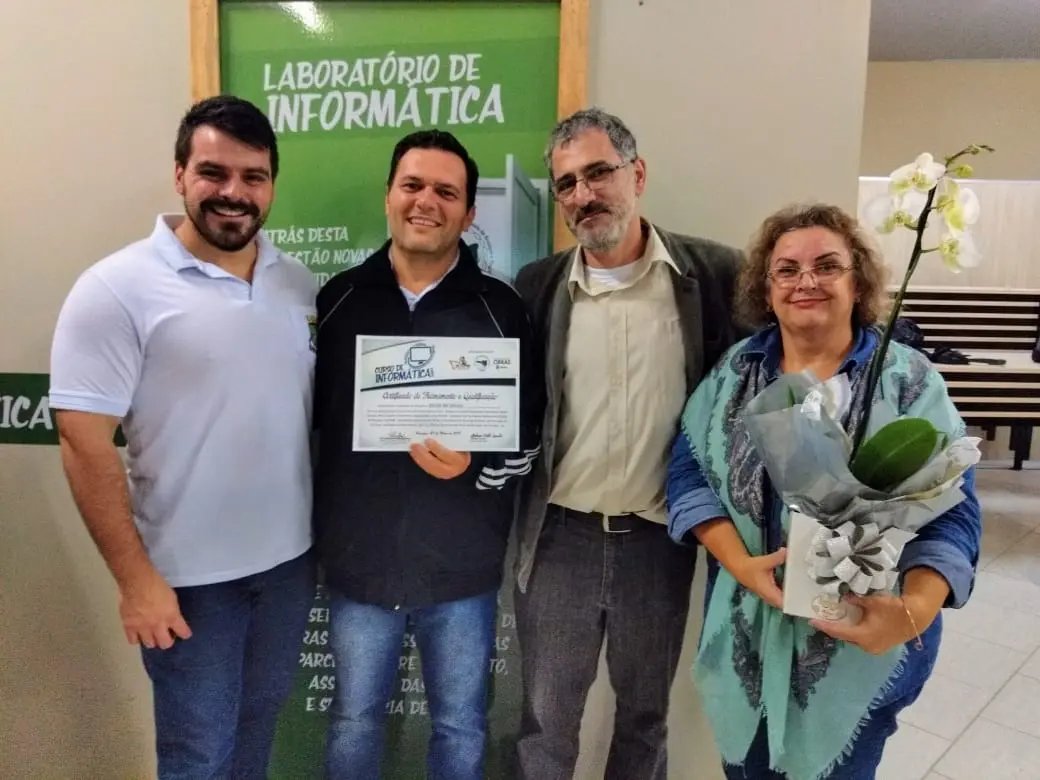 Primeira turma de Inform&aacute;tica B&aacute;sica da Secretaria de Obras recebe certificados 