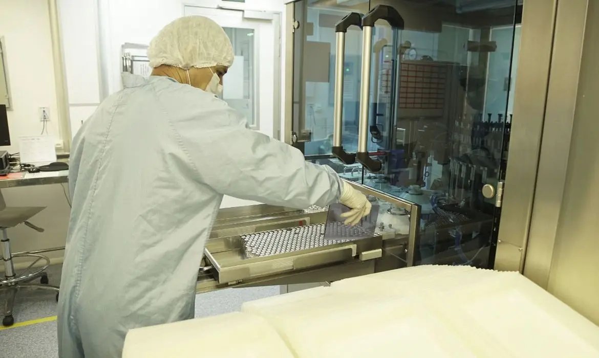 Governo compra mais 54 milh&otilde;es de doses de vacina contra covid-19