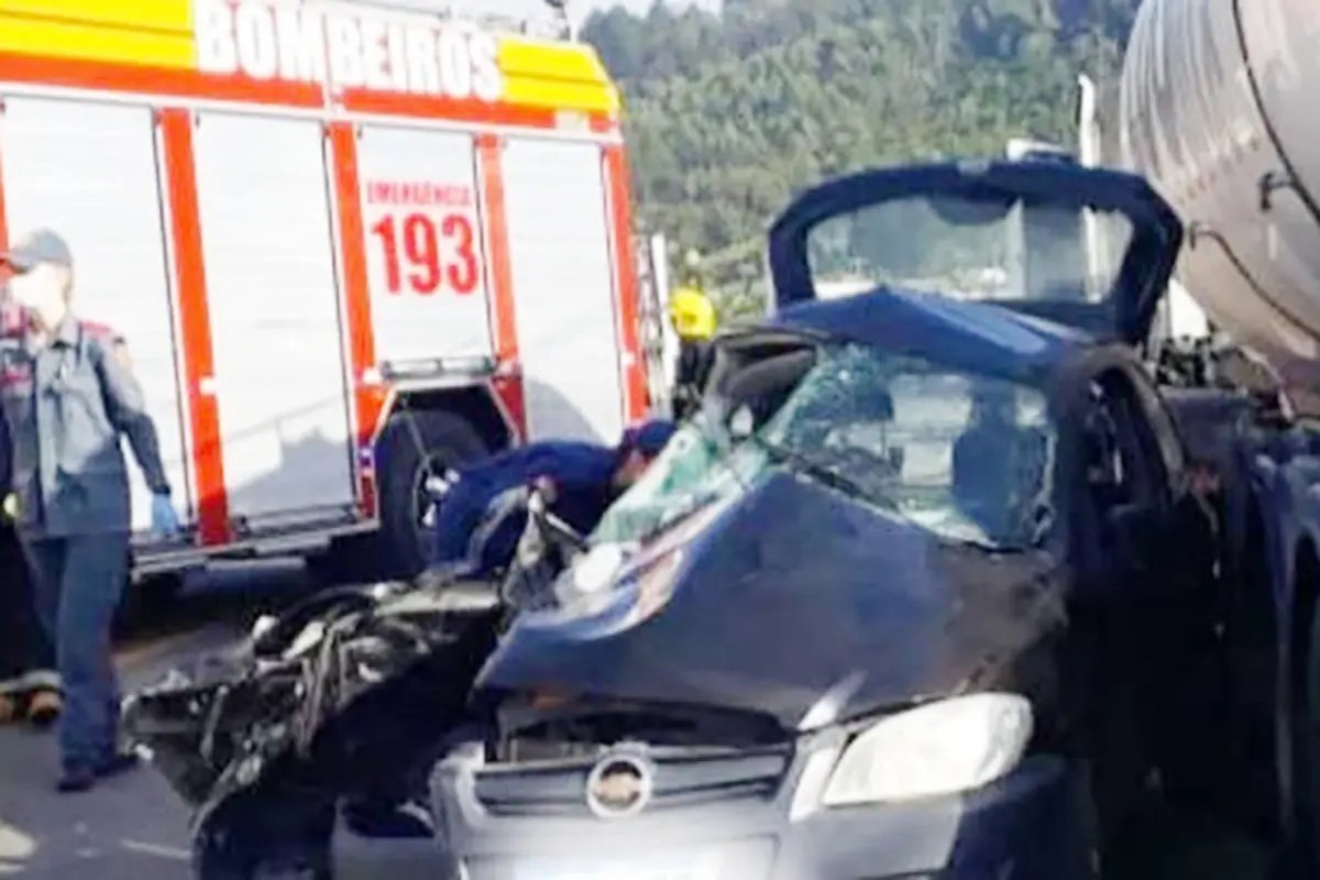 Mulher gr&aacute;vida de 5 meses morre em acidente 