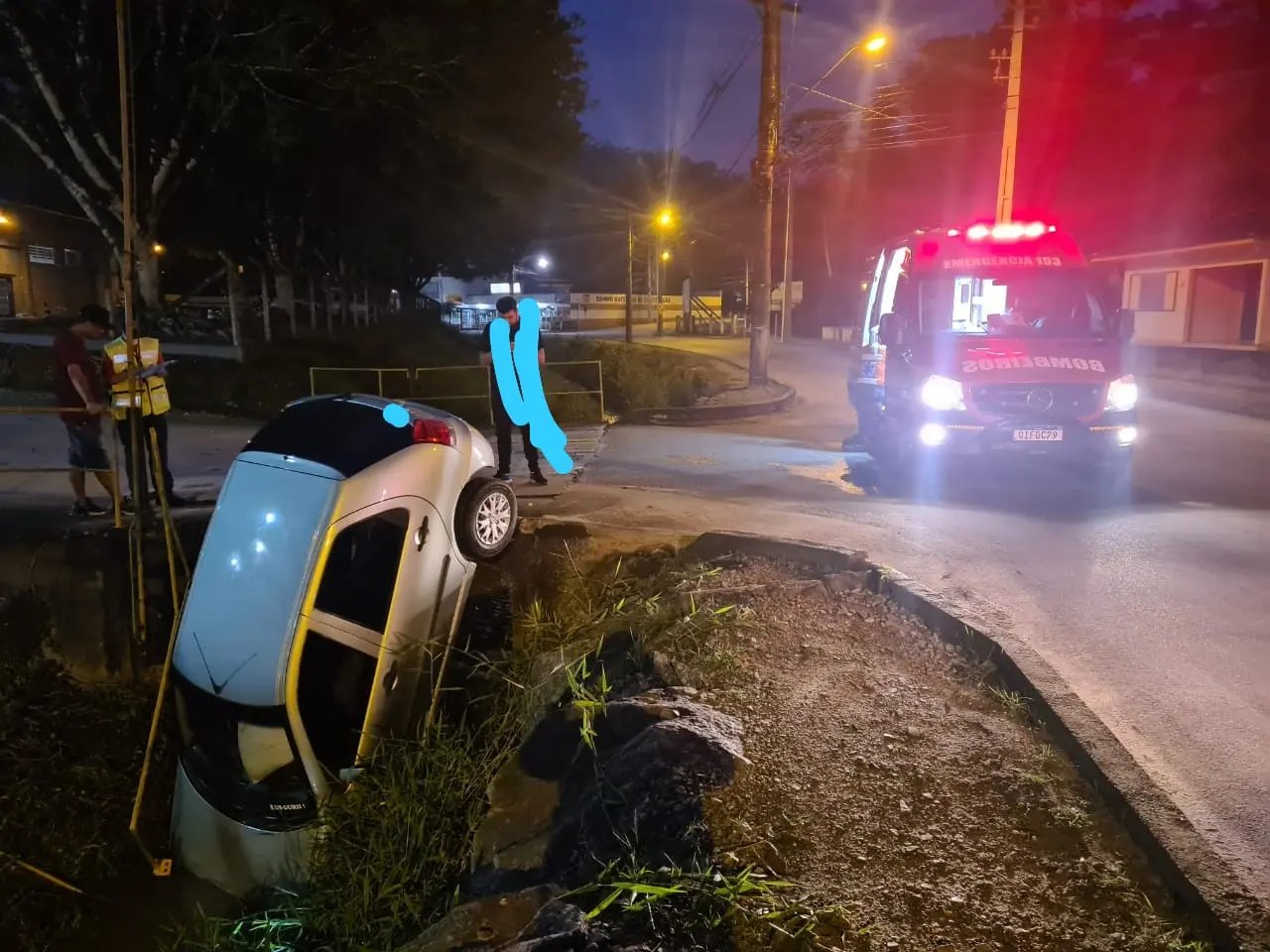 Carro sai da pista e capota dentro do ribeir&atilde;o