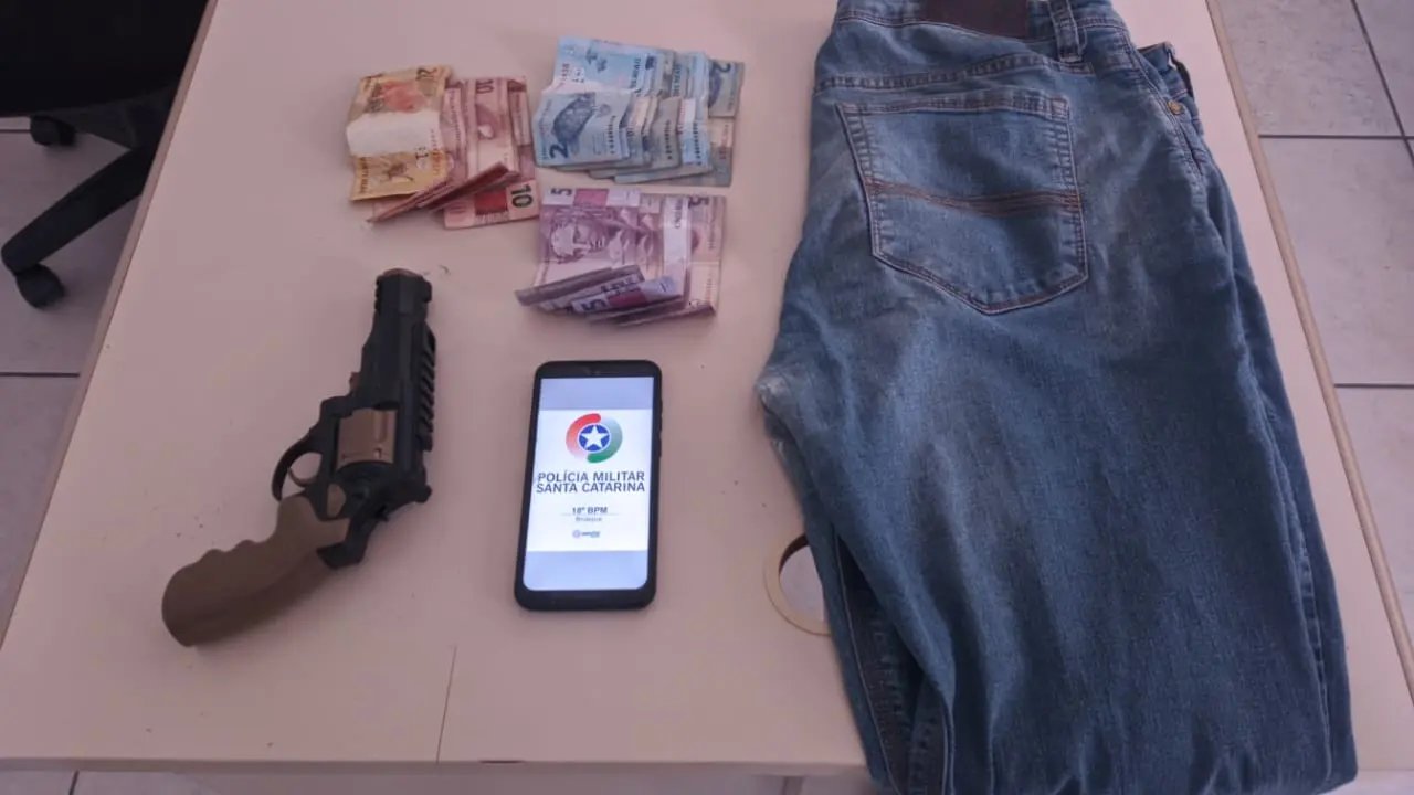 Homem &eacute; preso por praticar diversos roubos em Brusque