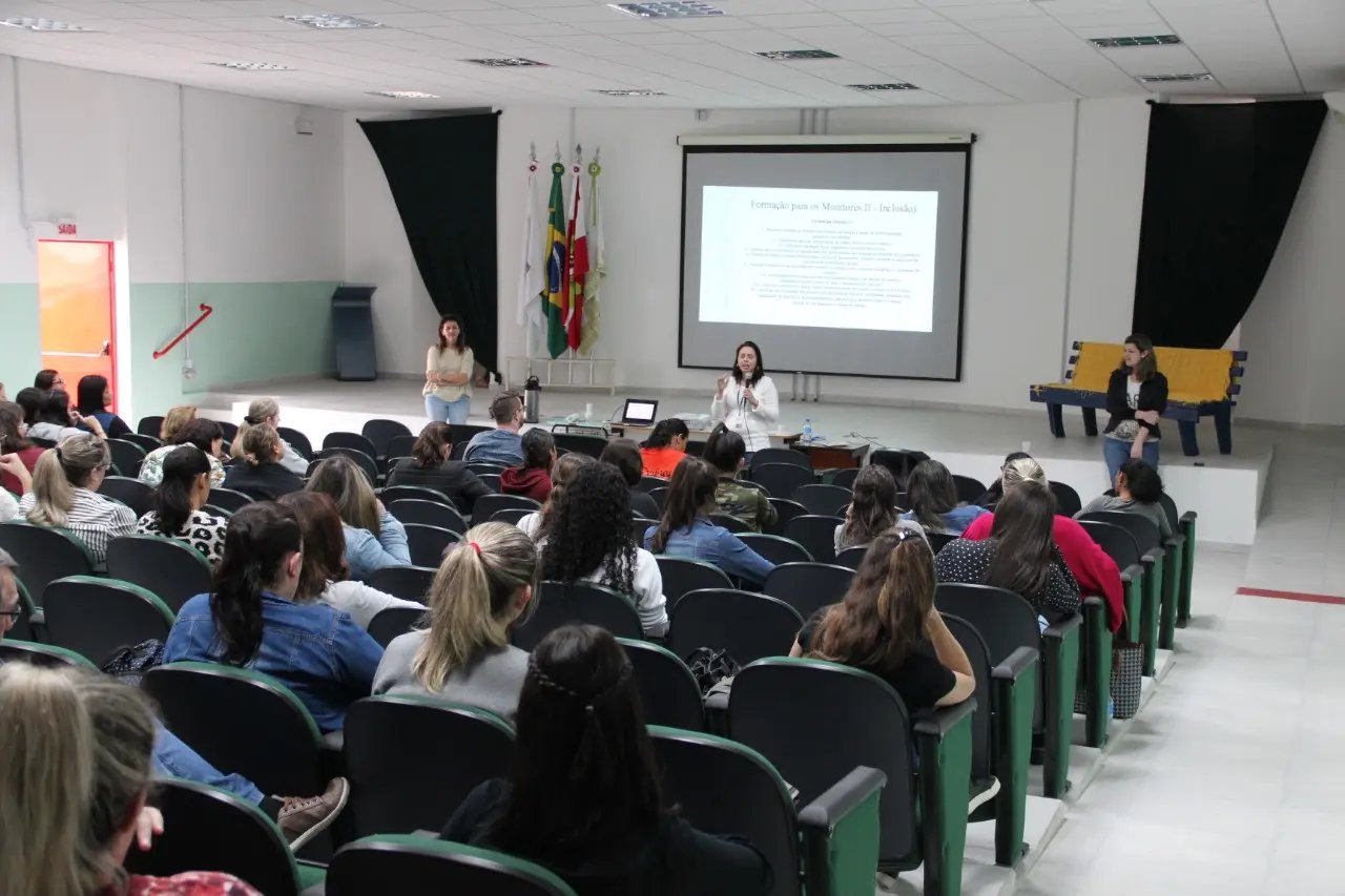 Secretaria da Educa&ccedil;&atilde;o realiza forma&ccedil;&atilde;o para monitores da educa&ccedil;&atilde;o especial