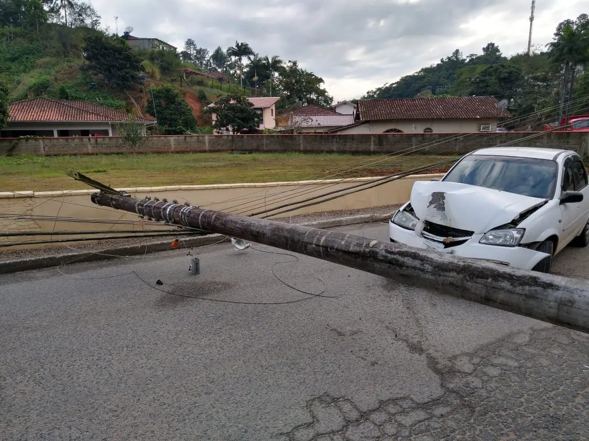 Poste &eacute; derrubado sobre a via ap&oacute;s acidente de tr&acirc;nsito