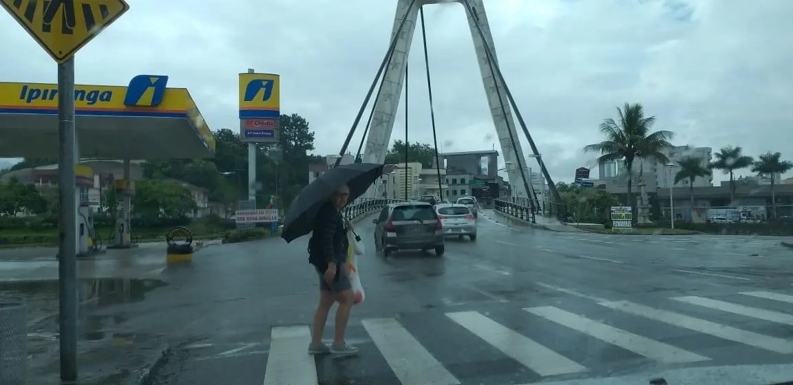 Defesa Civil divulga aviso meteorol&oacute;gico com muita chuva