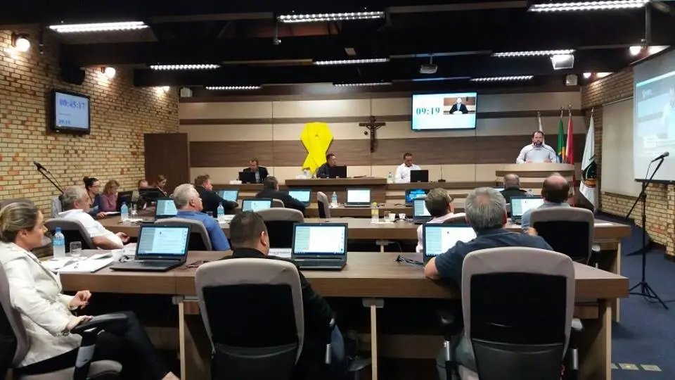 Câmara rejeita projeto que proíbe vereador de assumir cargo na Prefeitura